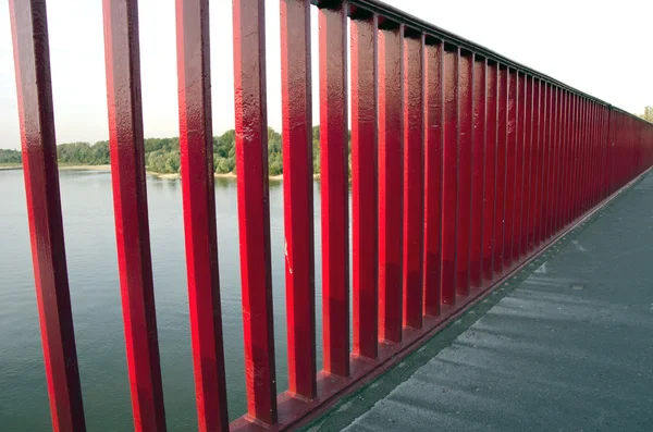 Floden stora bron röd rails — Stockfoto