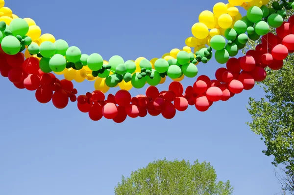 Guirnalda de globos de colores y cielo —  Fotos de Stock