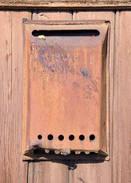 Стара і похмура поштова скринька — стокове фото