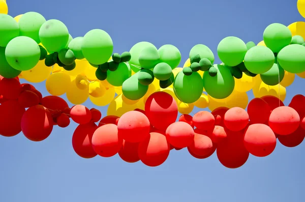 Gökyüzü arka planında renkli balonlar — Stok fotoğraf