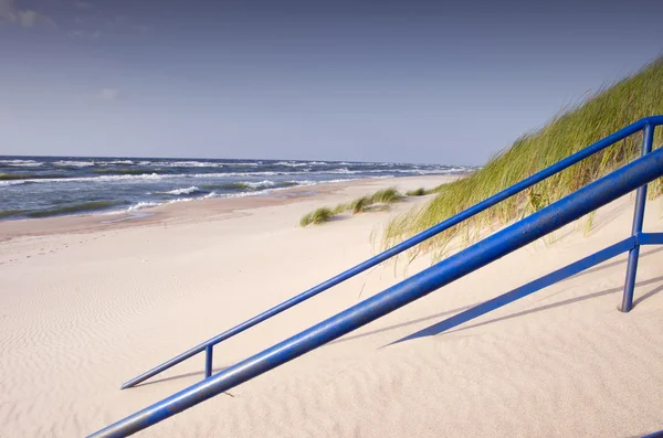 Carris de escadas na areia e no mar — Fotografia de Stock