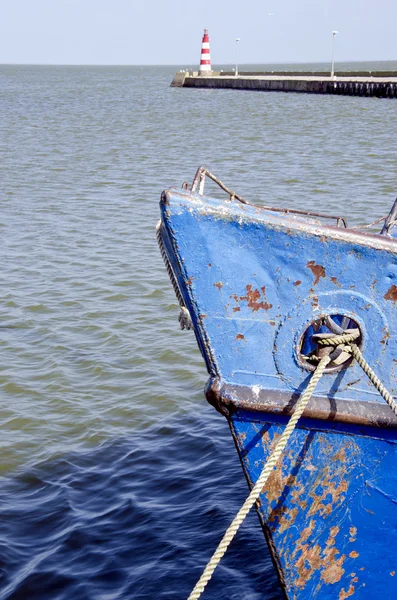 Barca sul molo e faro — Foto Stock