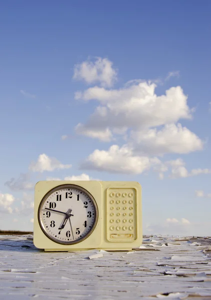 关于表和天空的老式时钟 — 图库照片