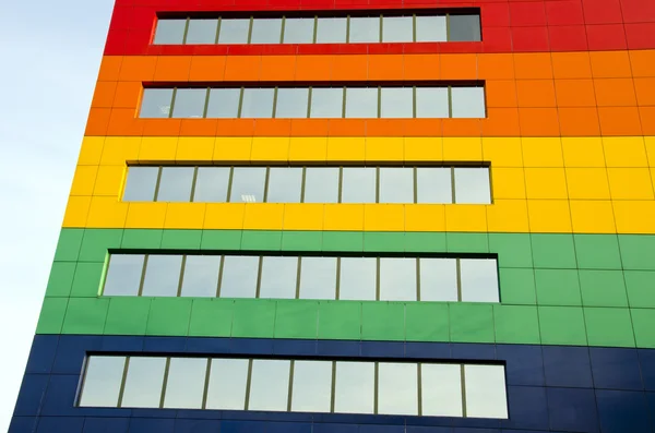ผนังบ้านที่มีสีสันที่มีหน้าต่าง — ภาพถ่ายสต็อก