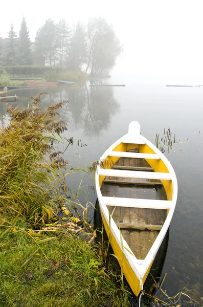 Barco amarelo no lago e névoa — Fotografia de Stock