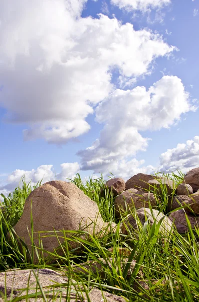 Landschaft mit Steinen und Wolken — Stockfoto