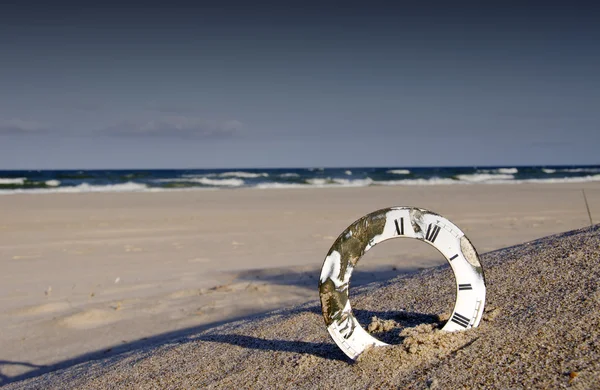 Mar playa paisaje y esfera del reloj — Foto de Stock