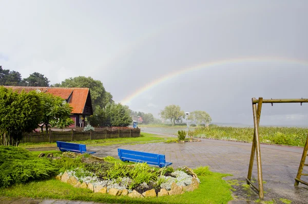 Chuva e arco-íris no resort do mar — Fotografia de Stock