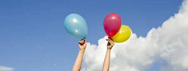 Kız ellerini tutarak balon — Stok fotoğraf