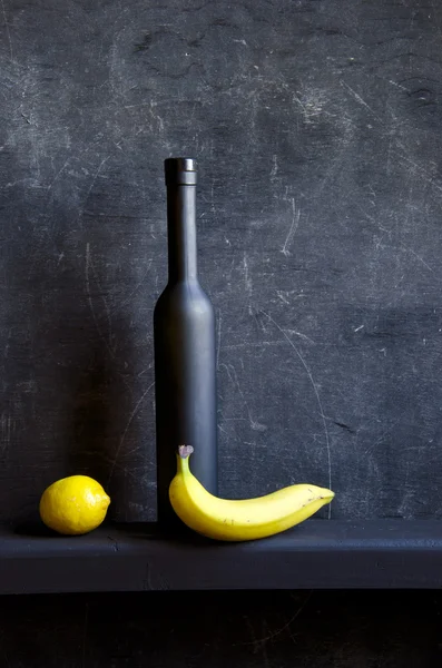 Натюрморт з пляшкою та фруктами — стокове фото