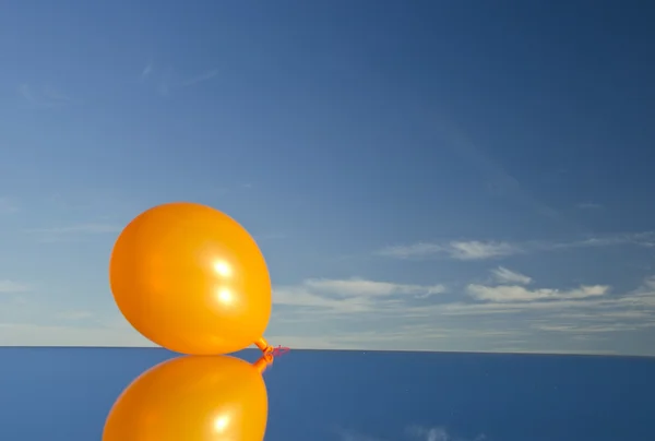 Ballonn laranja no espelho e no céu — Fotografia de Stock