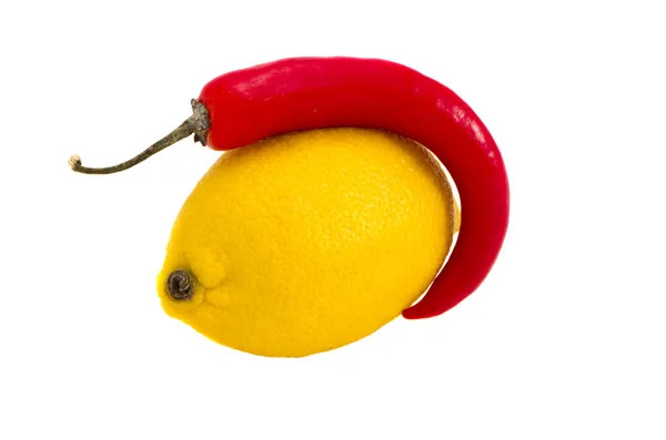 Isolierte Zitrone mit rotem Pfeffer — Stockfoto