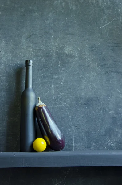 Şişe ve patlıcan ile natürmort — Stok fotoğraf