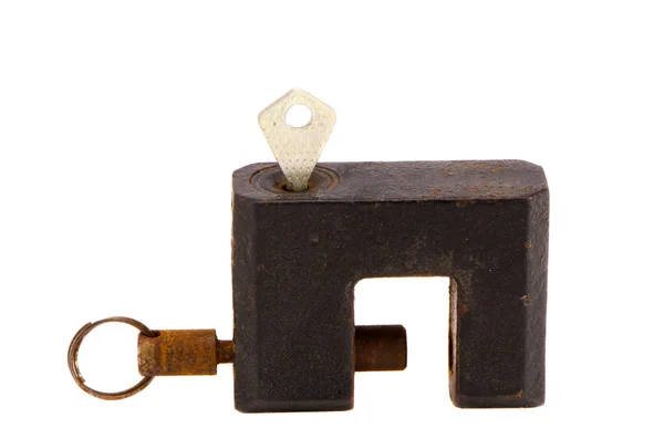Изолированный ржавый черный замок с ключом — стоковое фото