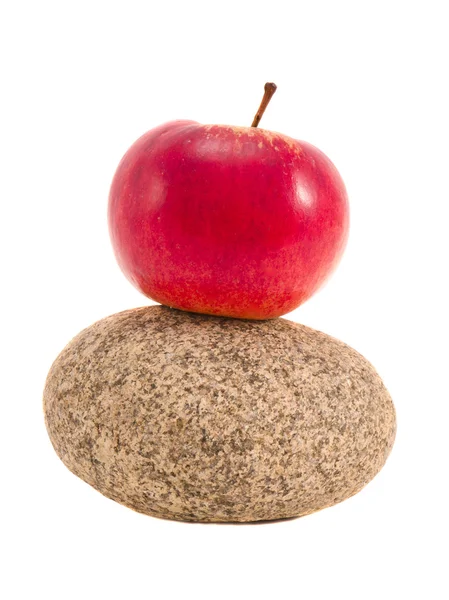 Izolované kámen s červené jablko — Stock fotografie
