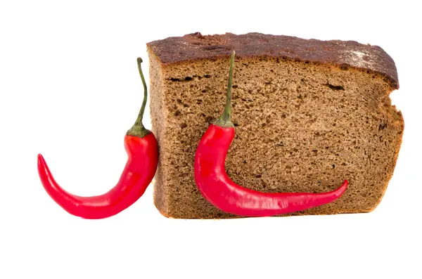 Φέτα ψωμιού απομονωμένες και δύο κόκκινες πιπεριές — Φωτογραφία Αρχείου