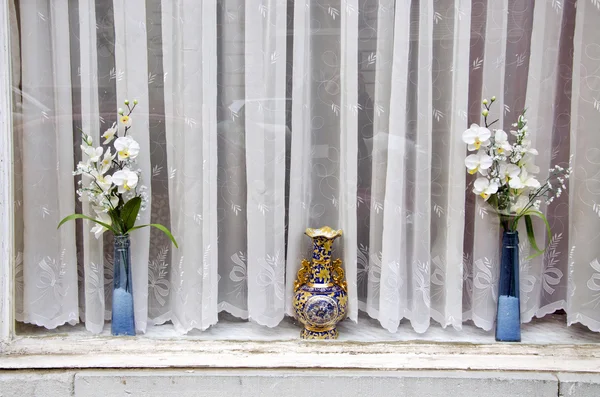 Vecchia finestra in città con fiori — Foto Stock