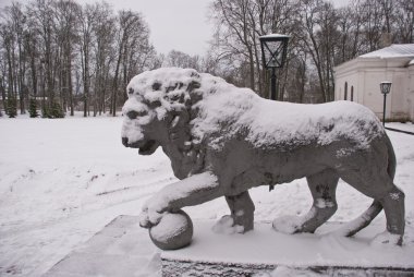 tarihi ve karlı aslan heykeli