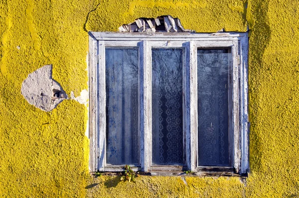 Parede da casa rachada e moldura da janela velha — Fotografia de Stock