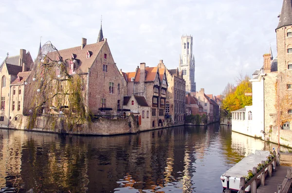 Historické město a canal v Bruggách — Stock fotografie