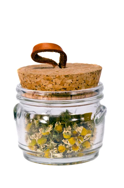 Tè di camomilla isolato nella pentola di vetro — Foto Stock