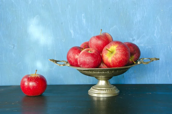 古董花瓶里的红苹果 — 图库照片