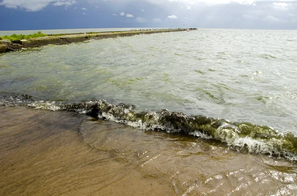 Paesaggio marino con molo e onda — Foto Stock