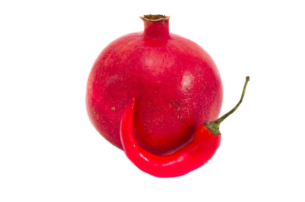 Geïsoleerde granaatappel en rode paprika — Stockfoto