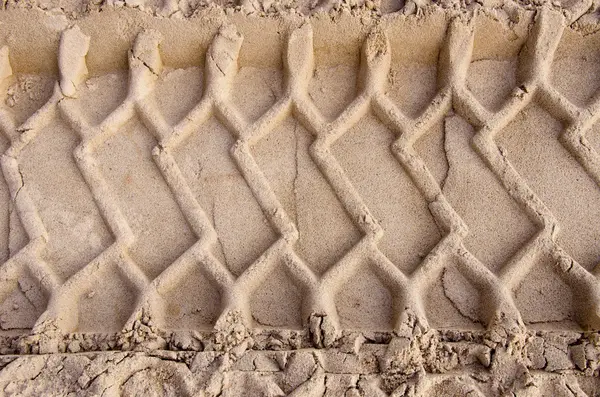 Autó gumiabroncs nyomait a homok háttér — Stock Fotó