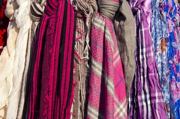 Verschillende kleding in de winkel — Stockfoto