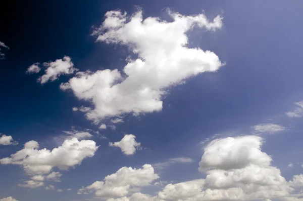 Blauwe lucht en witte wolken achtergrond — Stockfoto