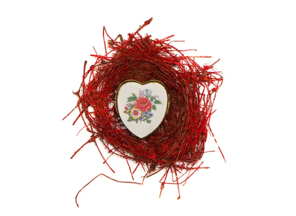Isoliertes Valentinstag-Nest mit Herzform-Box — Stockfoto