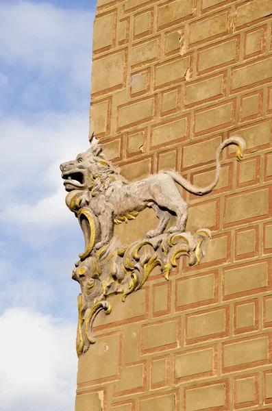 Historisches Löwenrelief an Wand und Himmel — Stockfoto