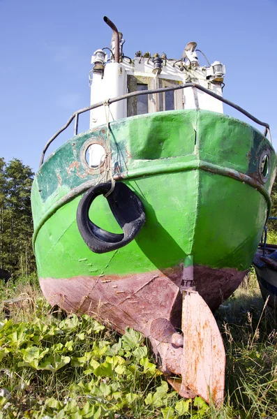 Старая лодка на побережье — стоковое фото