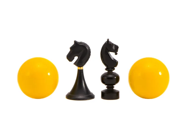 Isoliert zwei schwarze Ritter und gelbe Kugeln — Stockfoto