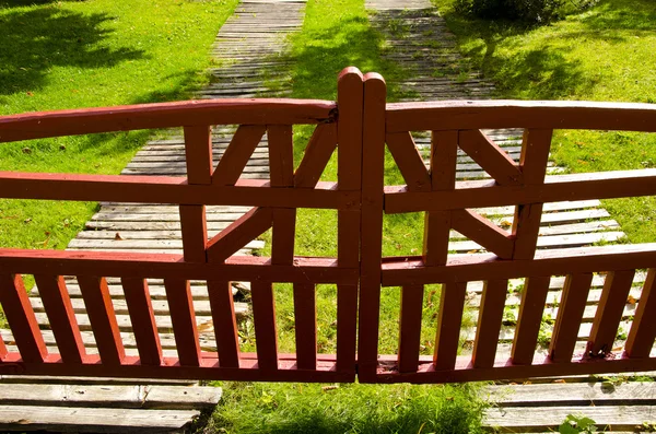 Drewniane malowane bramy w pobliżu domu — Zdjęcie stockowe