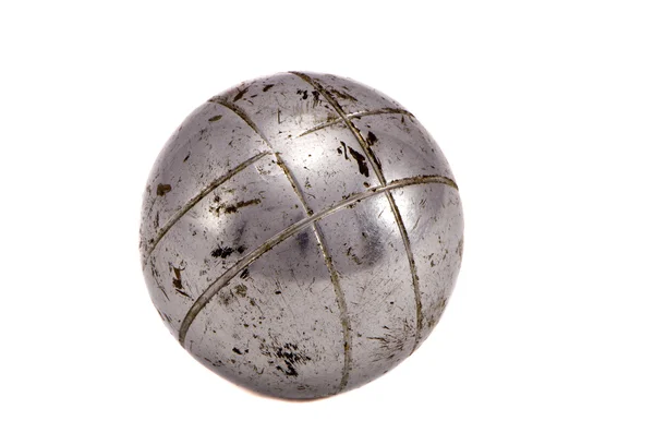 Na białym tle odkryty gry stare metalicznej piłka — Zdjęcie stockowe