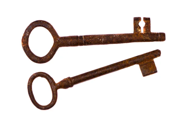 隔离两个生锈复古钥匙 — 图库照片