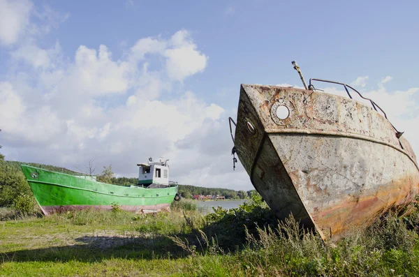 Старые лодки на берегу моря — стоковое фото