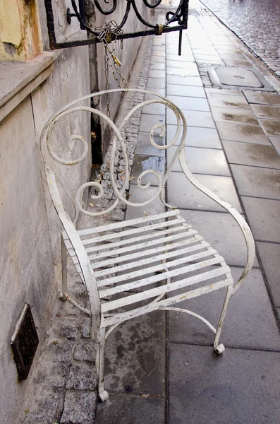 Металеве крісло на міській вулиці — стокове фото