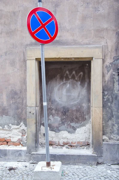 Panneau de signalisation près de mur grunge — Photo