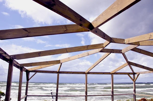 Будівництво дерев'яного павільйону біля моря — стокове фото