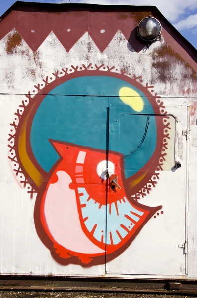 Graffiti-Vogel auf Metallgarage gemalt — Stockfoto