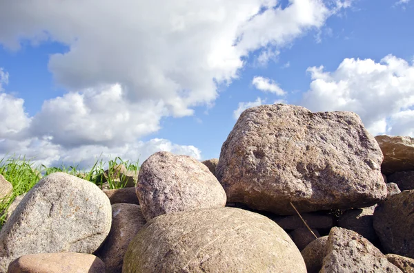 Ländliche Landschaft mit Steinen und Wolken — Stockfoto