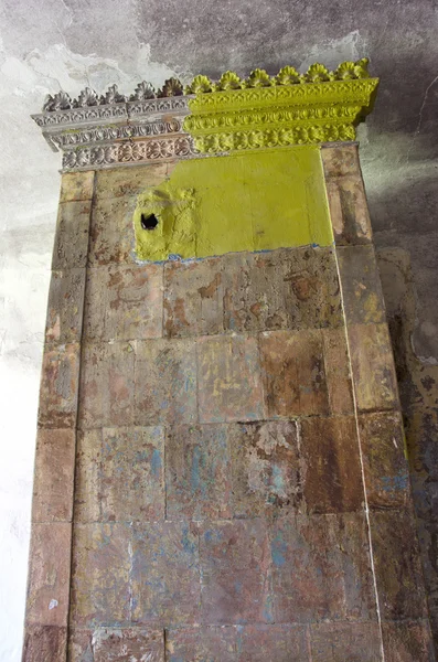 Antiker Kamin im alten Herrenzimmer — Stockfoto