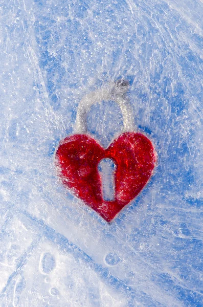 Simbolo d'amore cuore rosso nel ghiaccio invernale — Foto Stock