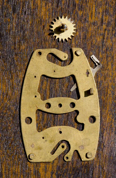 Alarm jam detail kuningan pada kayu — Stok Foto