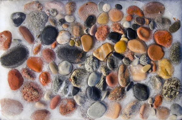 Pequeñas piedras marinas y fondo de hielo — Foto de Stock