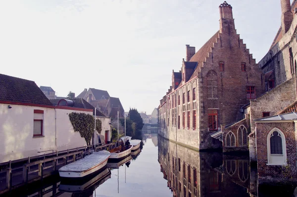 Historické průplavy v Belgii brugge — Stock fotografie
