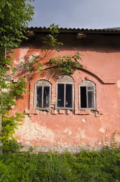 Alte Hauswand mit drei Fenstern — Stockfoto